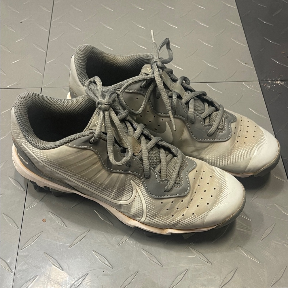 Nike Kids Athletic Shoes in Gray and Cream